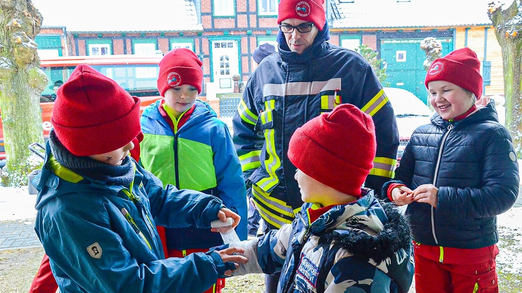 Die Mitglieder der Kinderfeuerwehr Tangeln 2 bewiesen beim Verbinden ihr Können. Zuvor hatten sie schon gezeigt, wie die stabile Seitenlage geht. 