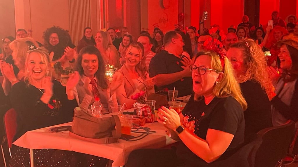 Herzlicher Beifall garantiert. Begeisterter Applaus spornte die Motzener gleich zu Beginn der Gala an. Der Motzender Karneval war restlos ausverkauft. In diesem Jahr gab es allerdings nur eine Vorstellung. Logistisch war das Bürgerhaus für den Veranstalter ohne Bühne eine räumliche Herausforderung, die aber prima gemeistert wurde.