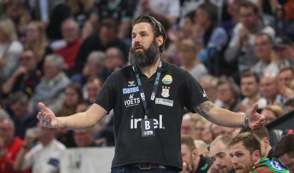 SCM-Coach Bennet Wiegert musste das Spiel in Kiel sehr häufig mit eher skeptischem Blick verfolgen.