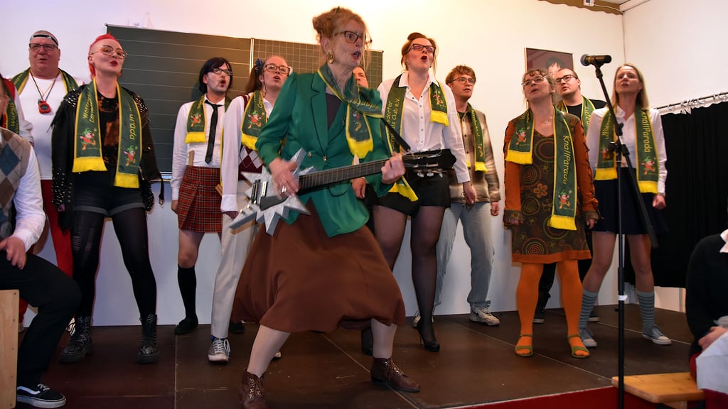 Volle Energie auf der Bühne: Zur Abschlussfeier greift die Schulleiterin (gespielt von Susanne Reinecke) zur Gitarre: Punk-Alarm beim Wassensdorfer Carnevals Club.