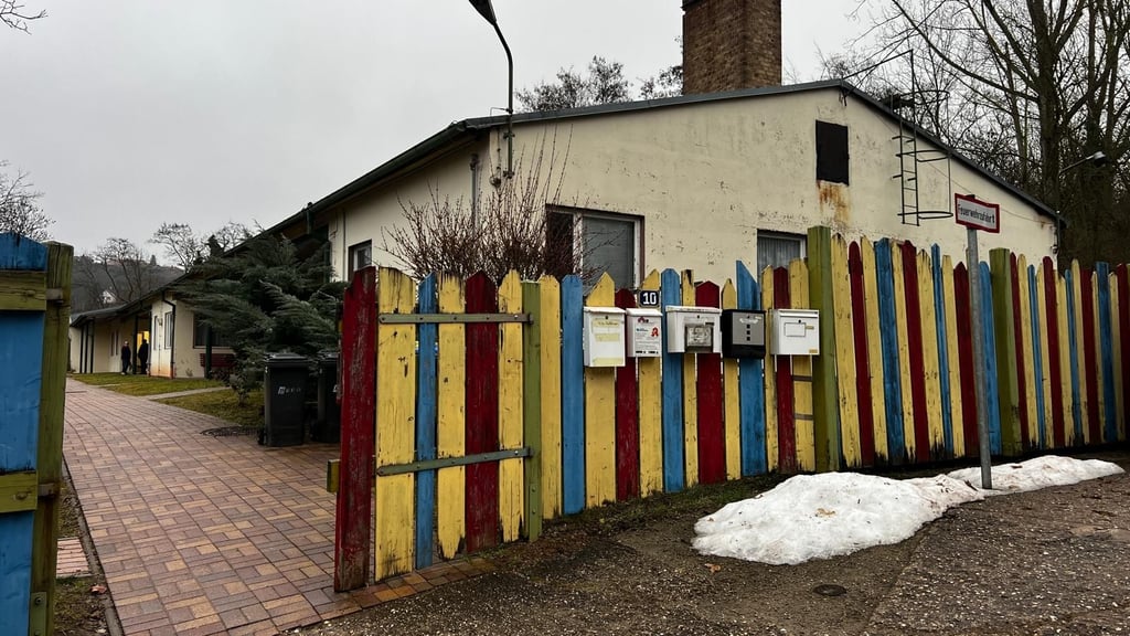 Im hinteren Teil des langen Gebäudes in Rothenburg befindet sich die Kita. Dort werden derzeit acht Kinder betreut. 