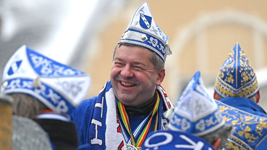 Ministerpräsident Sven Schulze feiert Karneval in Köthen.