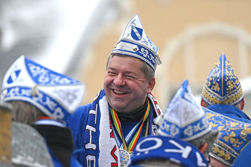 Ministerpräsident Sven Schulze feiert Karneval in Köthen.
