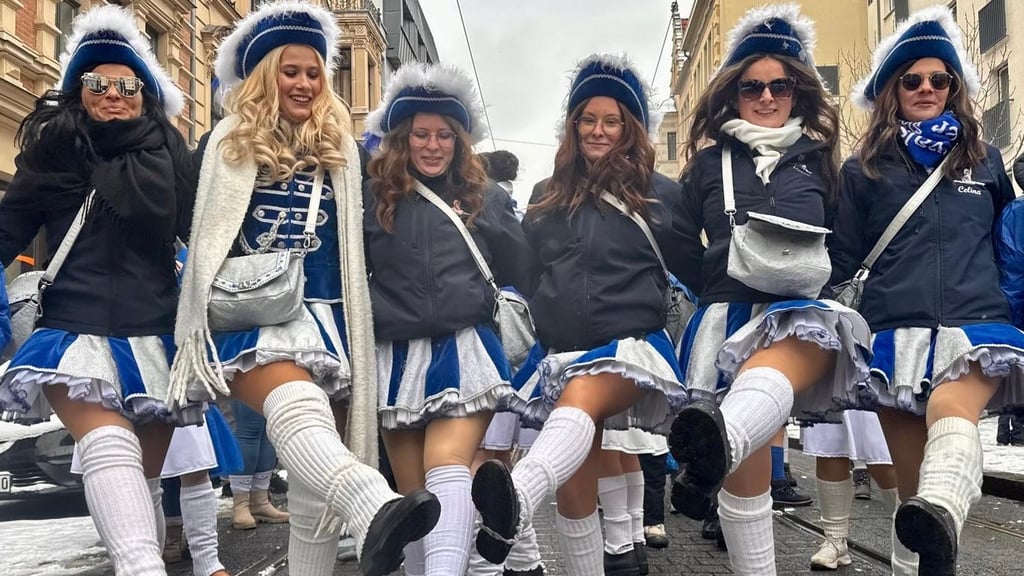 Jeck durch die Stadt: Auch der Carnevalsclub Blau-Silber Dölau tanz beim Rosenmontagszug durch die Innenstadt von Halle.