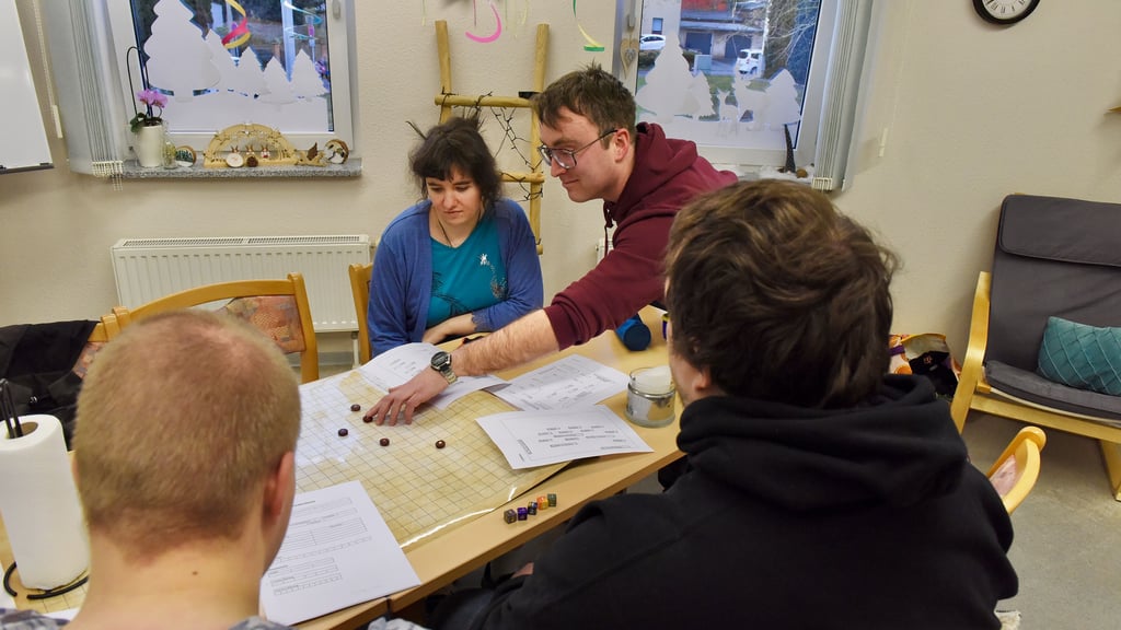  Florian Knöfel (Bild Mitte) übernimmt die Spielleitung, wenn sich der Club trifft. Karoline Weck,  Robert Füchsel und Mirco Djerdj hören interessiert zu, worum es dieses Mal geht.