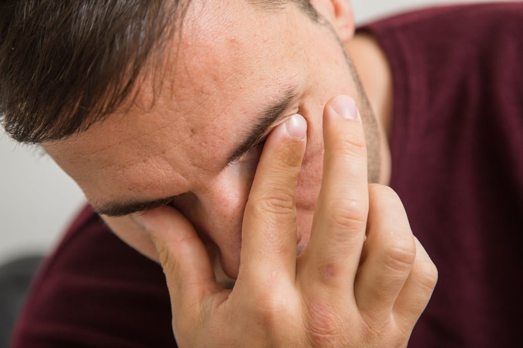 Augen sind gereizt und gerötet? Dann stimmt womöglich etwas mit dem Tränenfilm nicht.