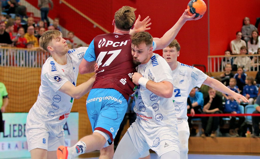 Valentin Neagu (r.) und Julius Drachau (l.) vom DRHV im Duell mit Dustin Kraus (VfL Potsdam).