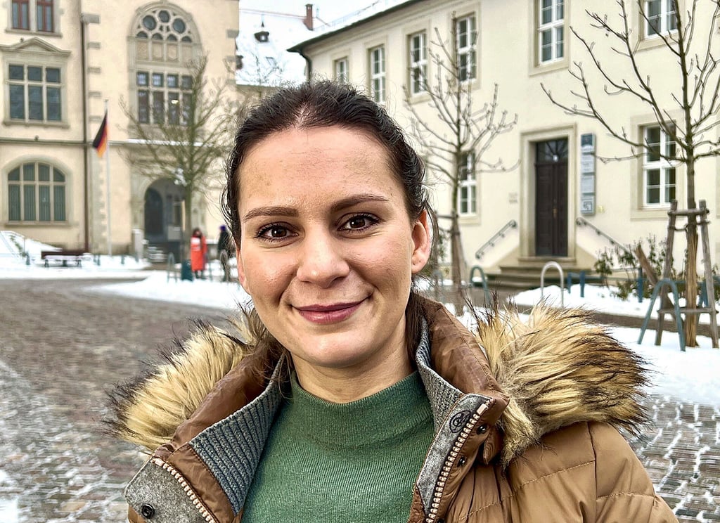 Die 28-jährige Aicha Tafzi kümmert sich als Sozialarbeiterin in ihrer Heimatstadt Bernburg darum, Obdachlosigkeit zu vermeiden.