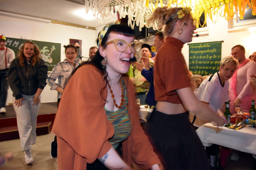 Wie Lach-Yoga funktioniert zeigen Sarah Feniuk als Schulsozialarbeiterin Sonnja Sonnemann und Hannah Miehe als Yoga-Lehrerin.