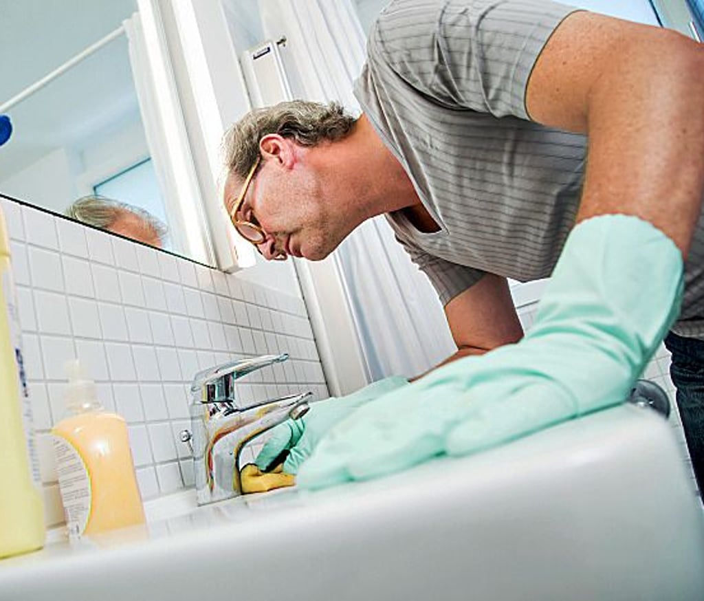 Vor allem Frauen arbeiten nach dem Renteneintritt in der Reinigung weiter.