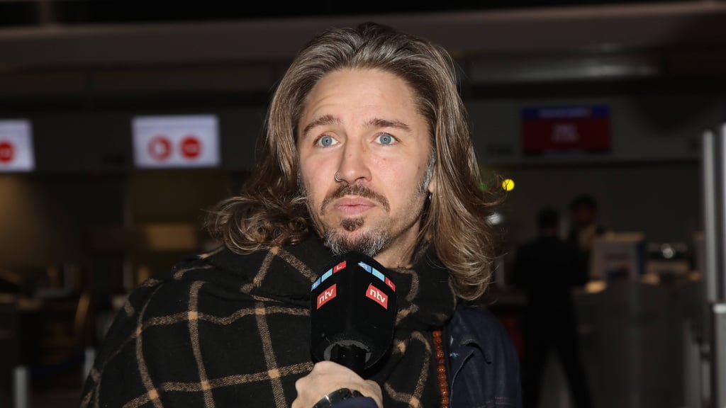 Sänger Gil Ofarim stellt sich im Interview den Fragen von Moderatorin Frauke Ludowig.