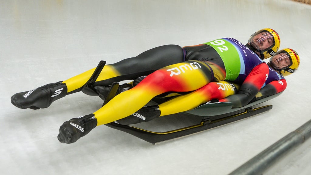 Eisrinne statt Rasen: Mehr Fans begeisterten sich für Rodeln.