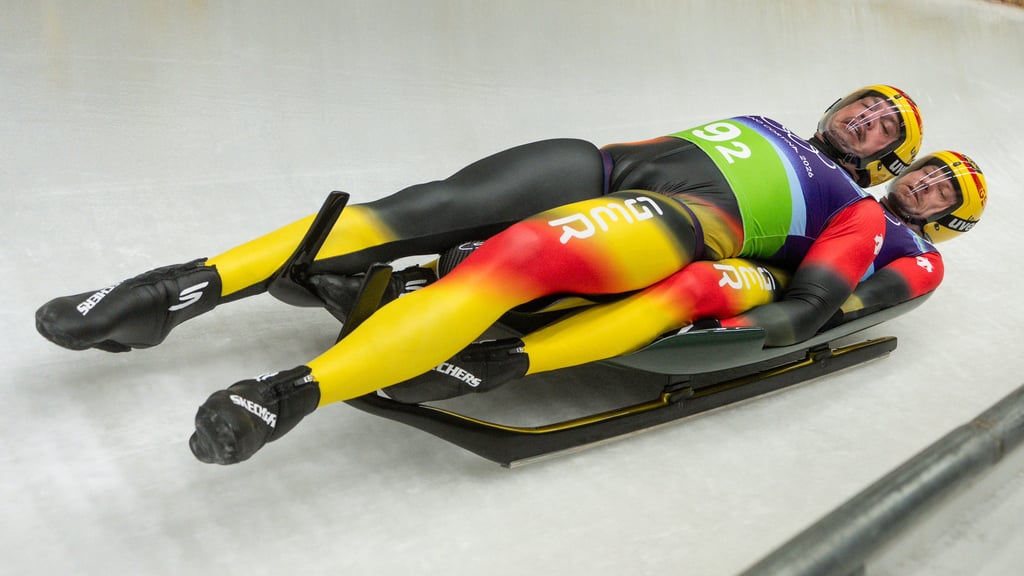 Eisrinne statt Rasen: Mehr Fans begeisterten sich für Rodeln.