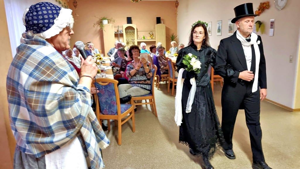 Die Froser Modekiste wird gern zu unterschiedlichen Veranstaltungen eingeladen. Es wird Mode früherer Jahrzehnte präsentiert. Die Vereinsvorsitzende Margit Meyer (li.) moderiert das Programm.