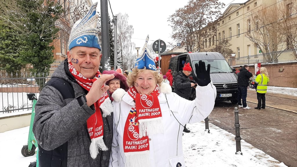 Gleich geht es los: Der Rosenmontagszug zieht durch die Innenstadt von Halle.