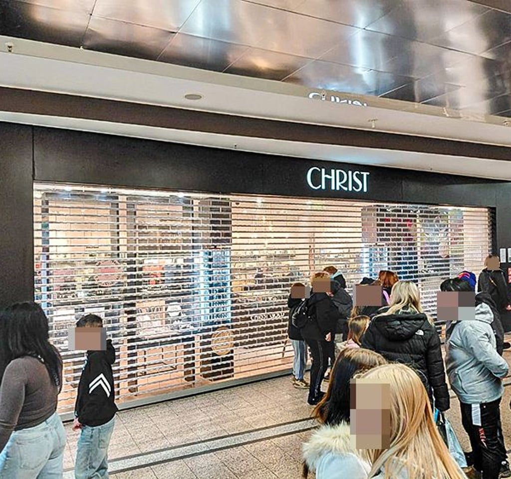 Der Juwelier wurde nach dem Überfall geschlossen.