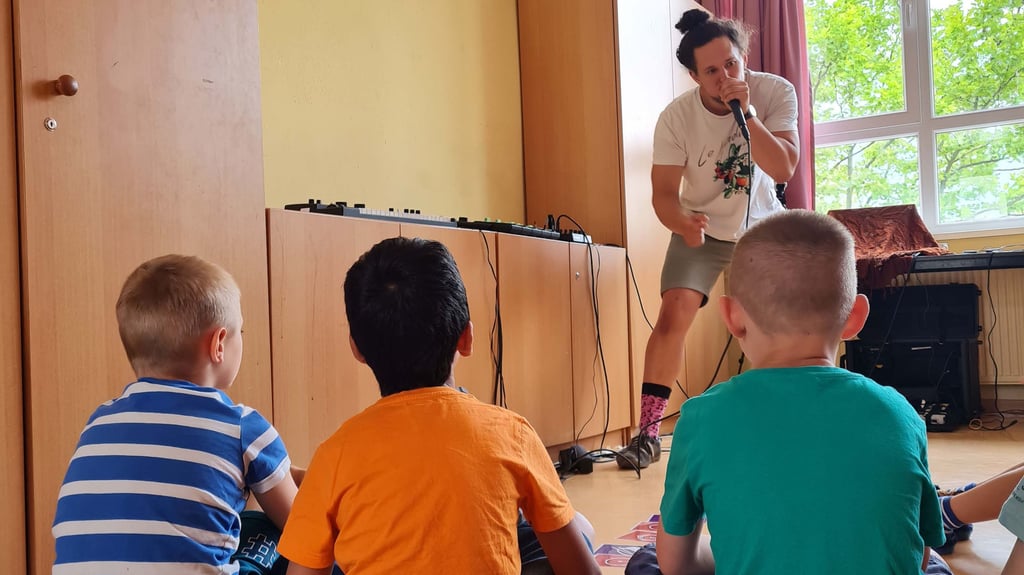 Beatboxer Elmar Kühn aus Leipzig bereitet die Kinder auf den „Shaker“-Sound vor.