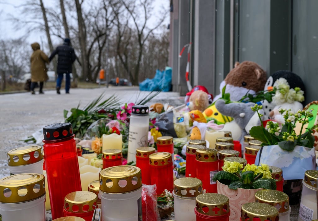 Nach dem tödlichen Brand in einem Berliner Hochhaus drücken Menschen ihr Mitgefühl aus.