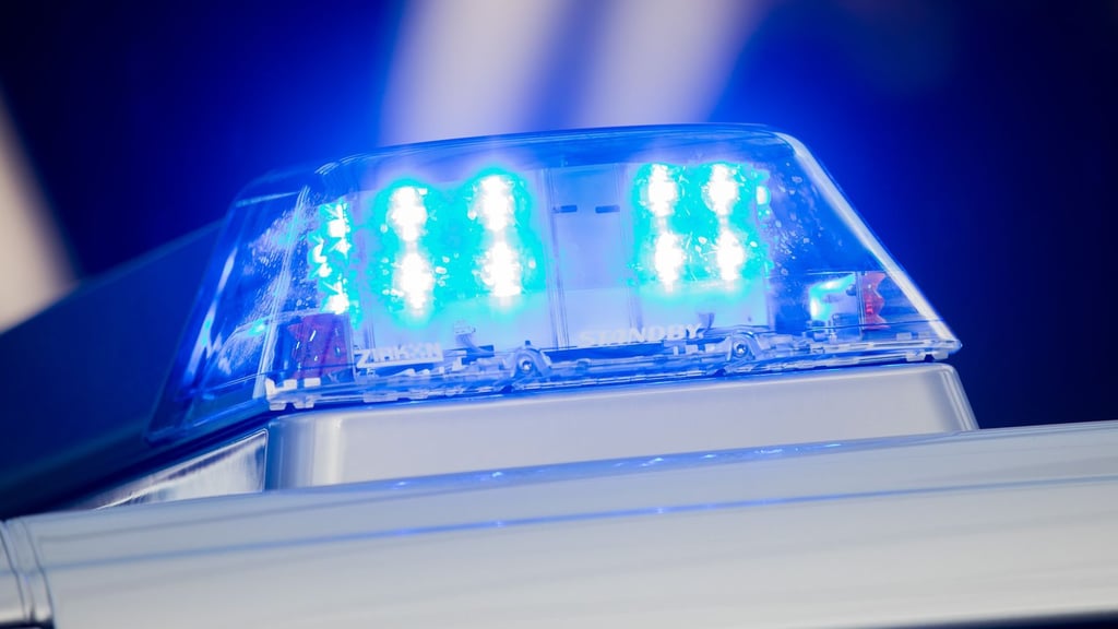 Eine 79-Jährige ist am Dienstagabend in Oschersleben von einem Auto erfasst worden. Sie wollte über die Straße gehen.