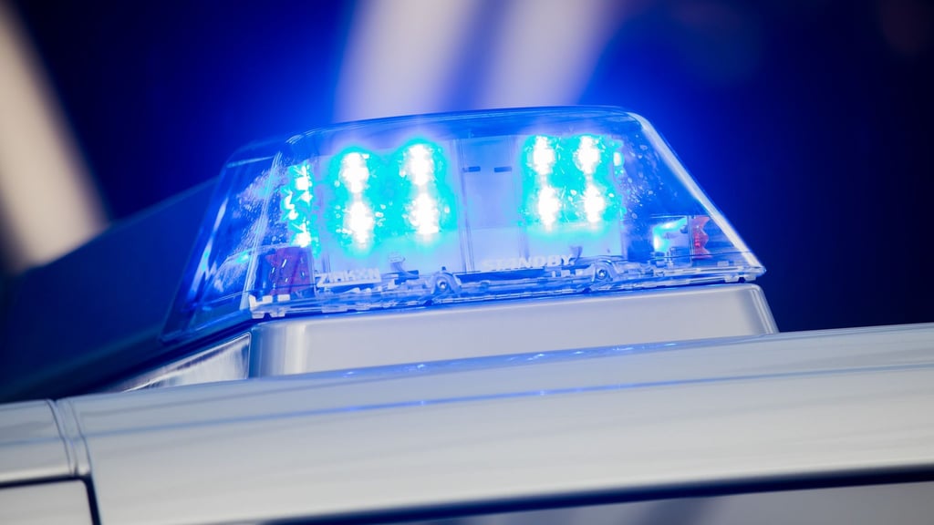 Mit einer gestohlenen EC-Karte hat ein Unbekannter Geld vom Konto einer Seniorin abgehoben.