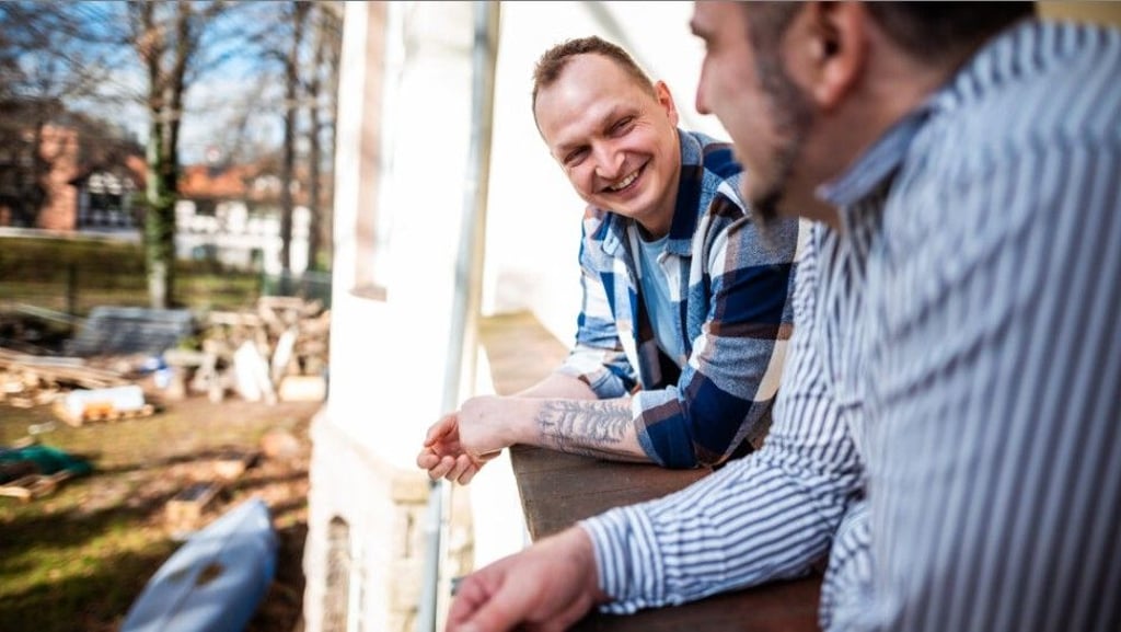 Männergespräche: Coach Martin Junker (links) will in Halle Männern einen Raum bieten, um ihren „inneren Motor“ in Ordnung zu halten.