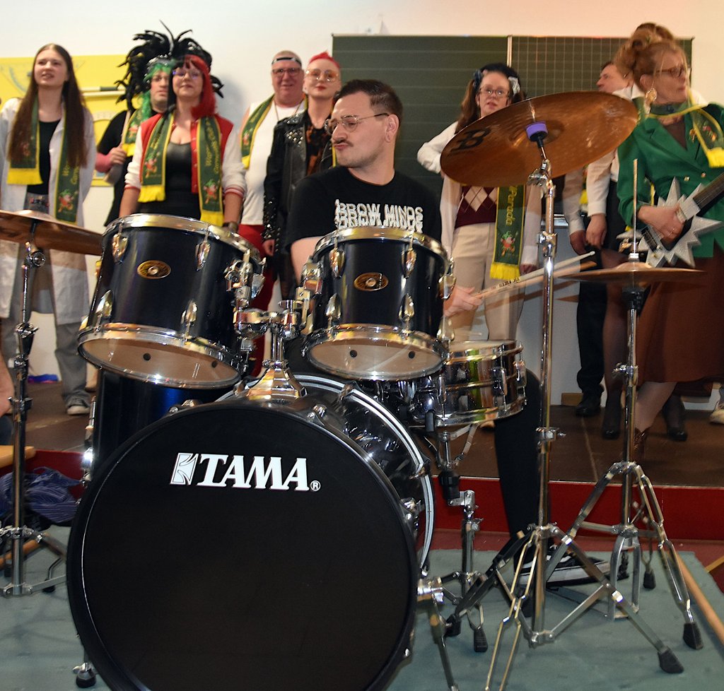 Eric Rozok spielt nicht nur den Musiklehrer, sondern beeindruckt mit seinem Können auf dem Schlagzeug. Er ist ein Neuzugang, denn er gehört erst seit letztem Jahr zur Karnevalsfamilie.