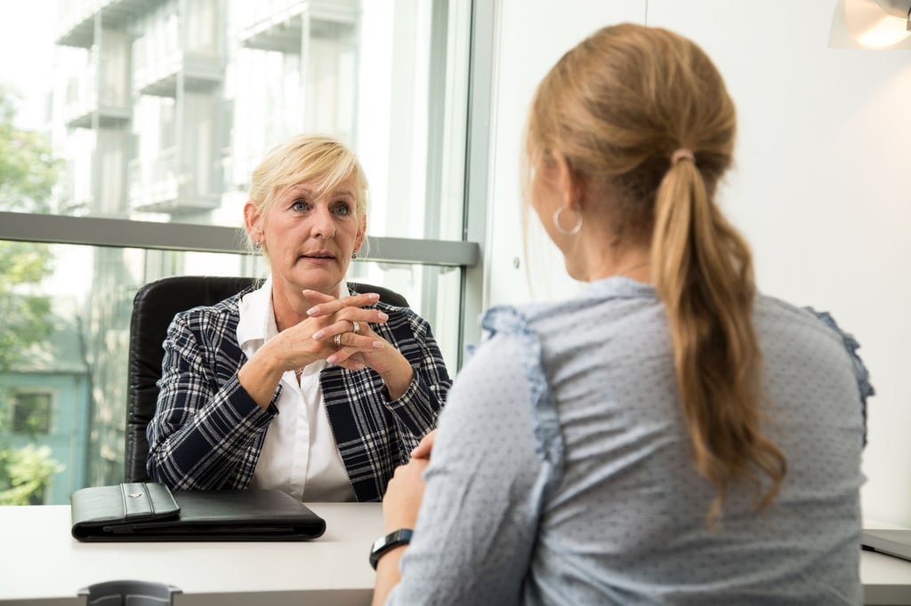 Abmahnung erhalten: Jetzt ist es wichtig, aktiv zu werden und das Gespräch mit der Führungskraft zu suchen, um mögliche Missverständnisse auszuräumen.
