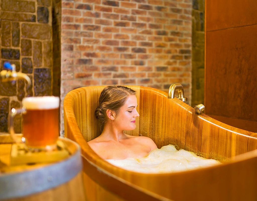Im Bier Spa kann man im Hopfensud baden – und dazu ein Frischgezapftes trinken. 