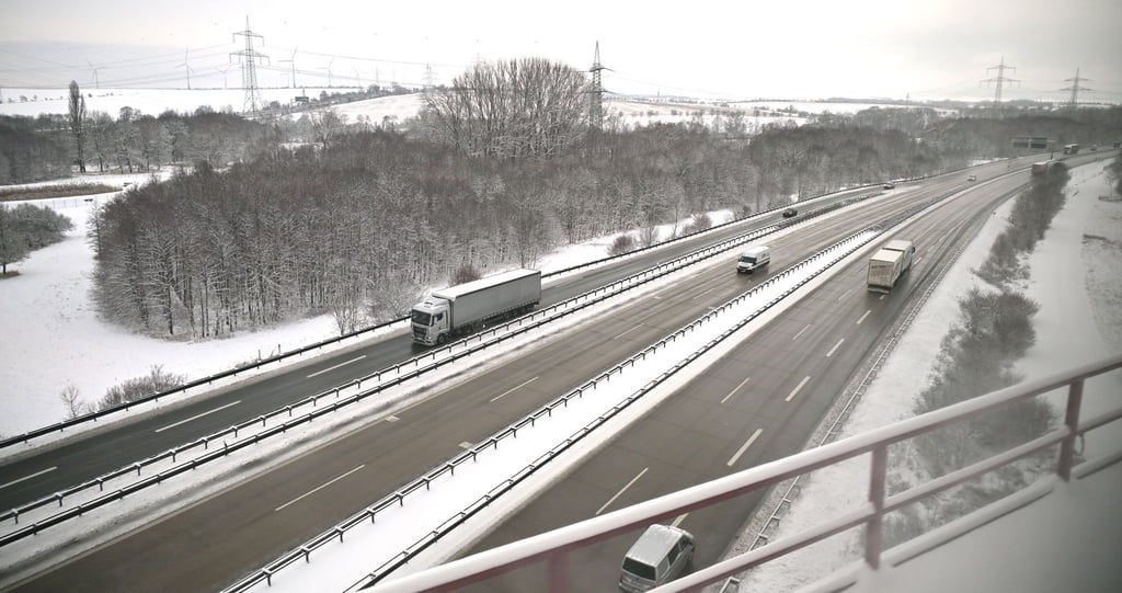 Die Polizei mahnt Autofahrer wegen des Winterwetters zu einer angepassten Fahrweise. (Archivbild)