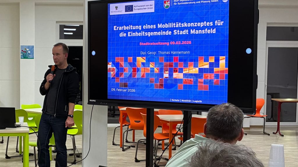 Thomas Hannemann aus Dresden erläutert das Mobilitätskonzept der Stadt Mansfeld. 