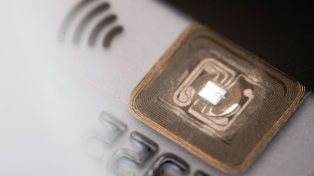 Kontaktloses Zahlen: NFC-Chips in Karten und Geräten ermöglichen schnelle Transaktionen.