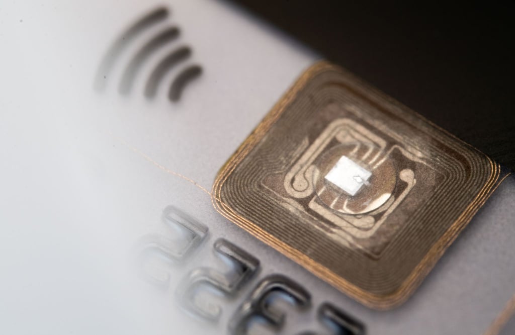 Kontaktloses Zahlen: NFC-Chips in Karten und Geräten ermöglichen schnelle Transaktionen.