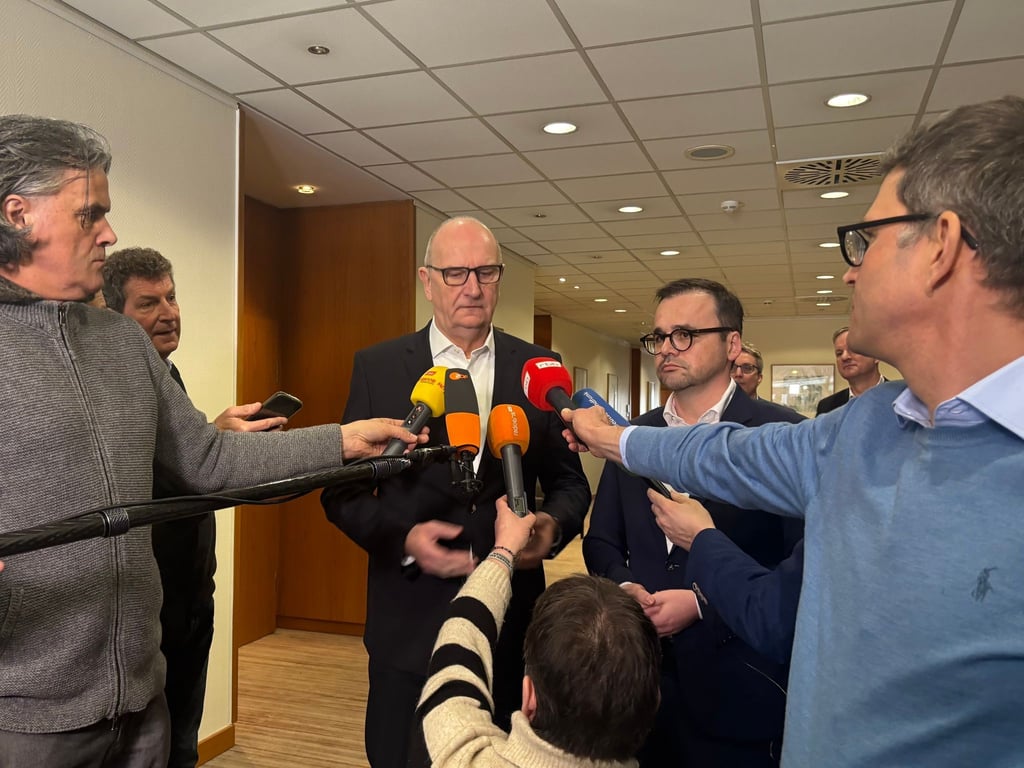 Brandenburgs Ministerpräsident Dietmar Woidke (SPD) und CDU-Landeschef Jan Redmann (rechts) beraten derzeit über eine gemeinsame Koalition.