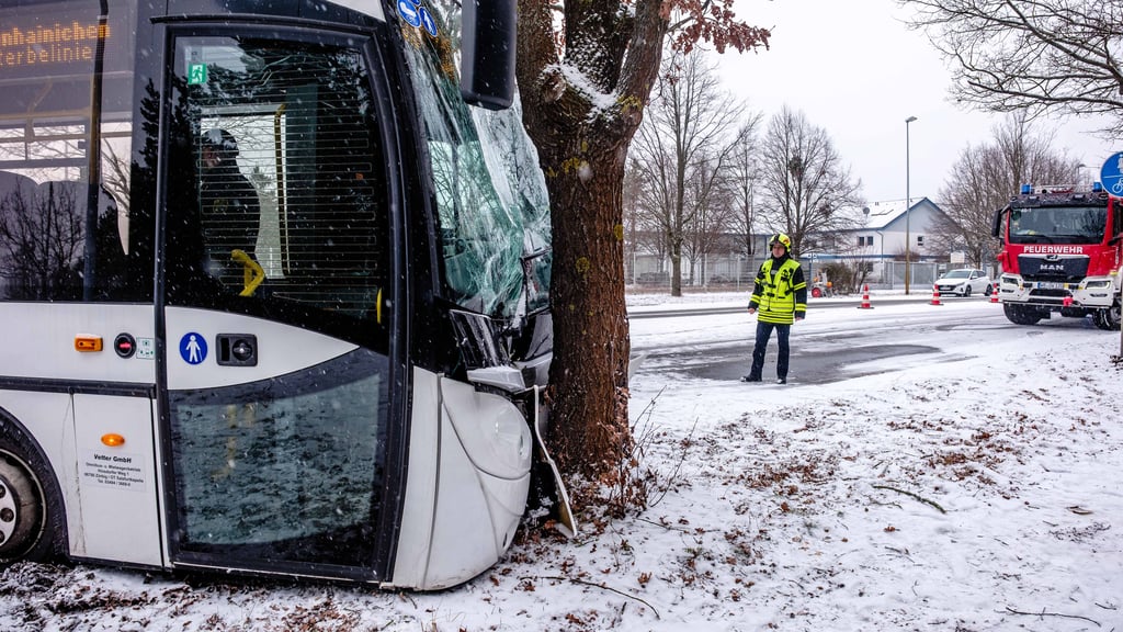 Am Montagmorgen gab es in Kapen einen Unfall: Ein Linienbus bekam die Kurve nicht und fuhr vor einen Baum. 