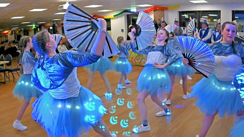 Die Mädchen der Hakel-Dance-Crew vom Cochstedter Karneval-Verein begeisterten unter anderem zur Disney-Musik „Unter dem Meer“.