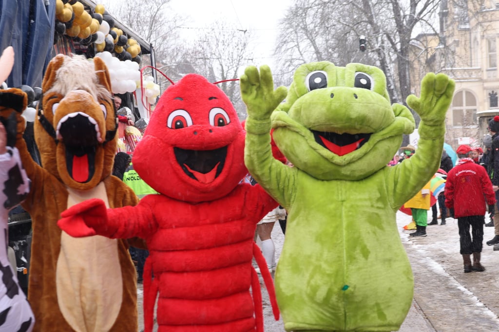 Bunt und jeck: Der Lindwurm zieht durch die Straßen der Stadt Halle.