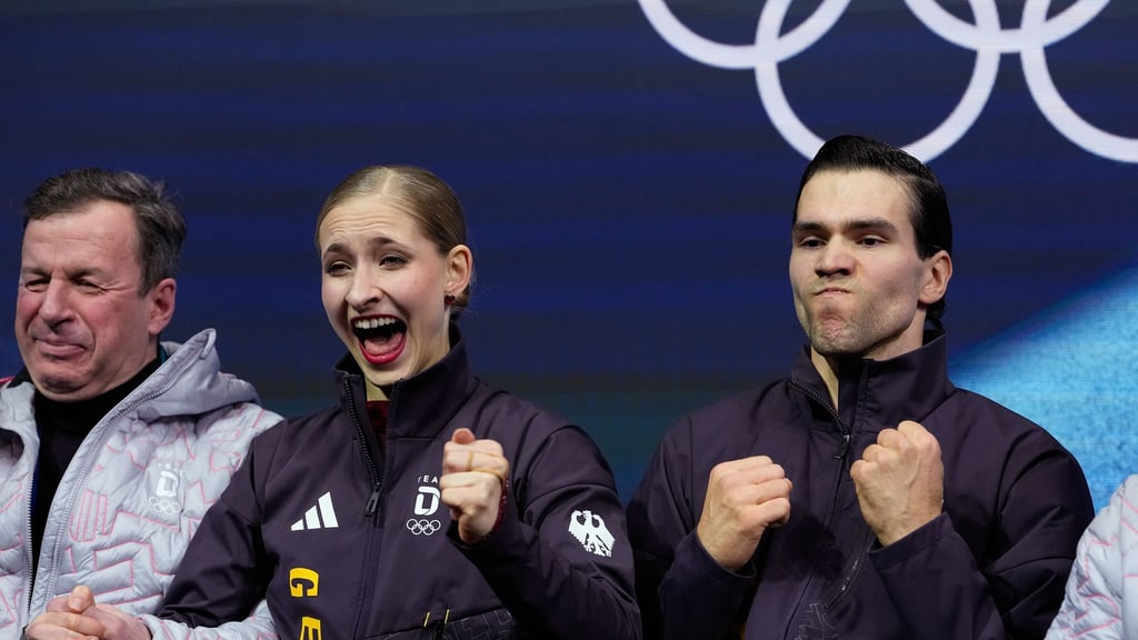 Minerva Hase (l) und Nikita Volodin (r) sind vor der Olympia-Kür in Führung.