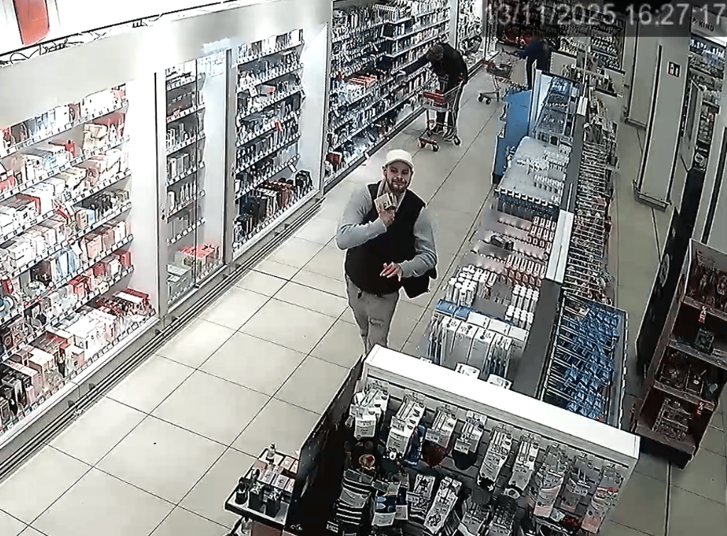 Dieser Mann soll am 13. November 2025 mehrere Parfums in einer Drogerie in der Neuen Neustadt gestohlen haben.
