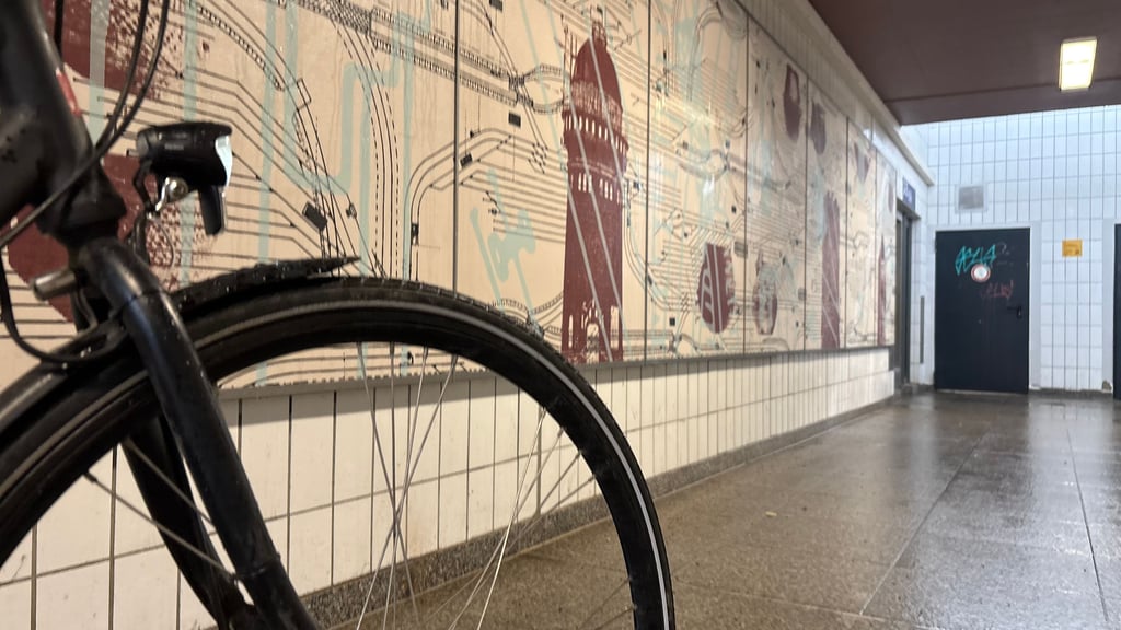 Die Unterführung am Bahnhof in Burg ist renoviert und mit Burger Elementen gestaltet worden.