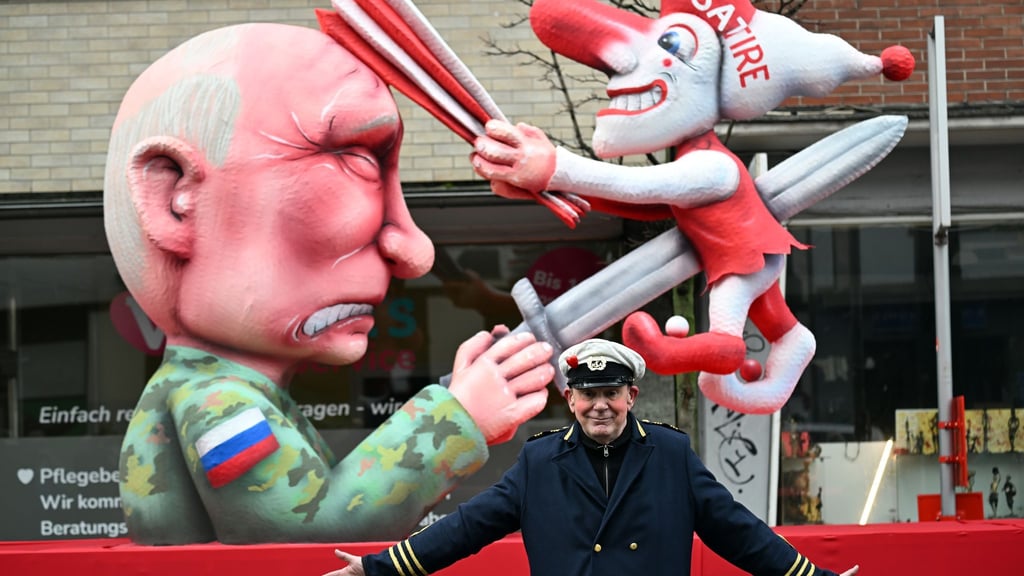 Der Düsseldorfer Karnevalswagenbauer Jacques Tilly lässt sich nicht dadurch einschüchtern, dass er in Russland angeklagt worden ist.