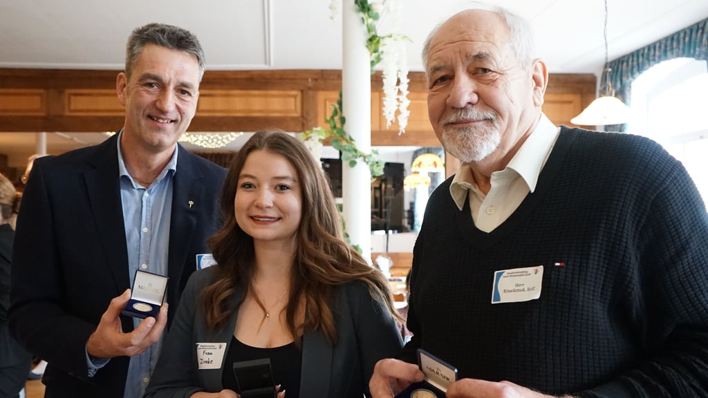Stadttaler zum Neujahrsempfang: Swen Pazina (l.) und Rolf Knackmuß wurden mit dem goldenen, Lucy Zieske mit dem silbernen Stadttaler geehrt.