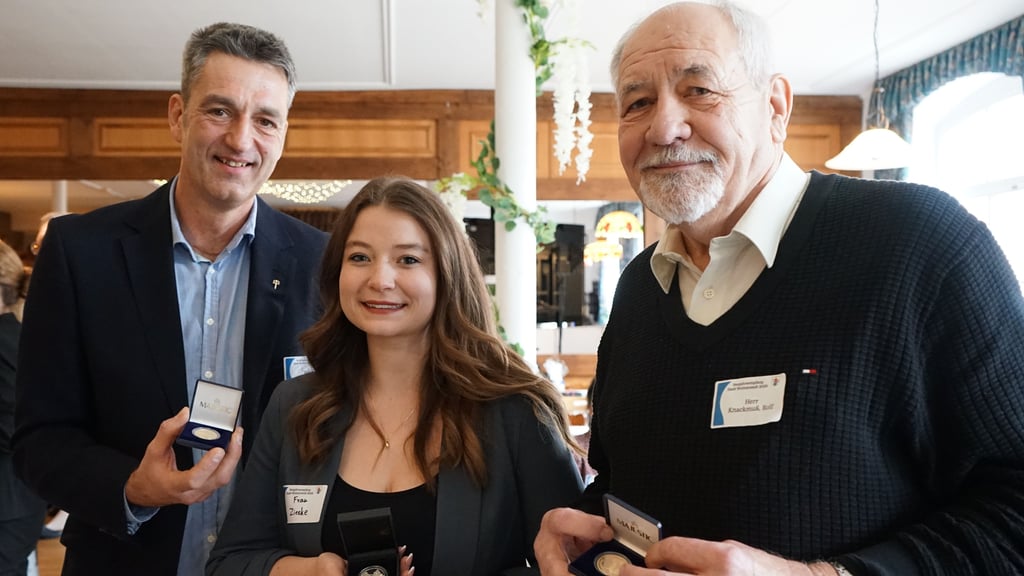 Stadttaler zum Neujahrsempfang: Swen Pazina (l.) und Rolf Knackmuß wurden mit dem goldenen, Lucy Zieske mit dem silbernen Stadttaler geehrt.