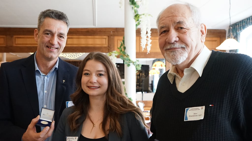 Stadttaler zum Neujahrsempfang: Swen Pazina (l.) und Rolf Knackmuß wurden mit dem goldenen, Lucy Zieske mit dem silbernen Stadttaler geehrt.