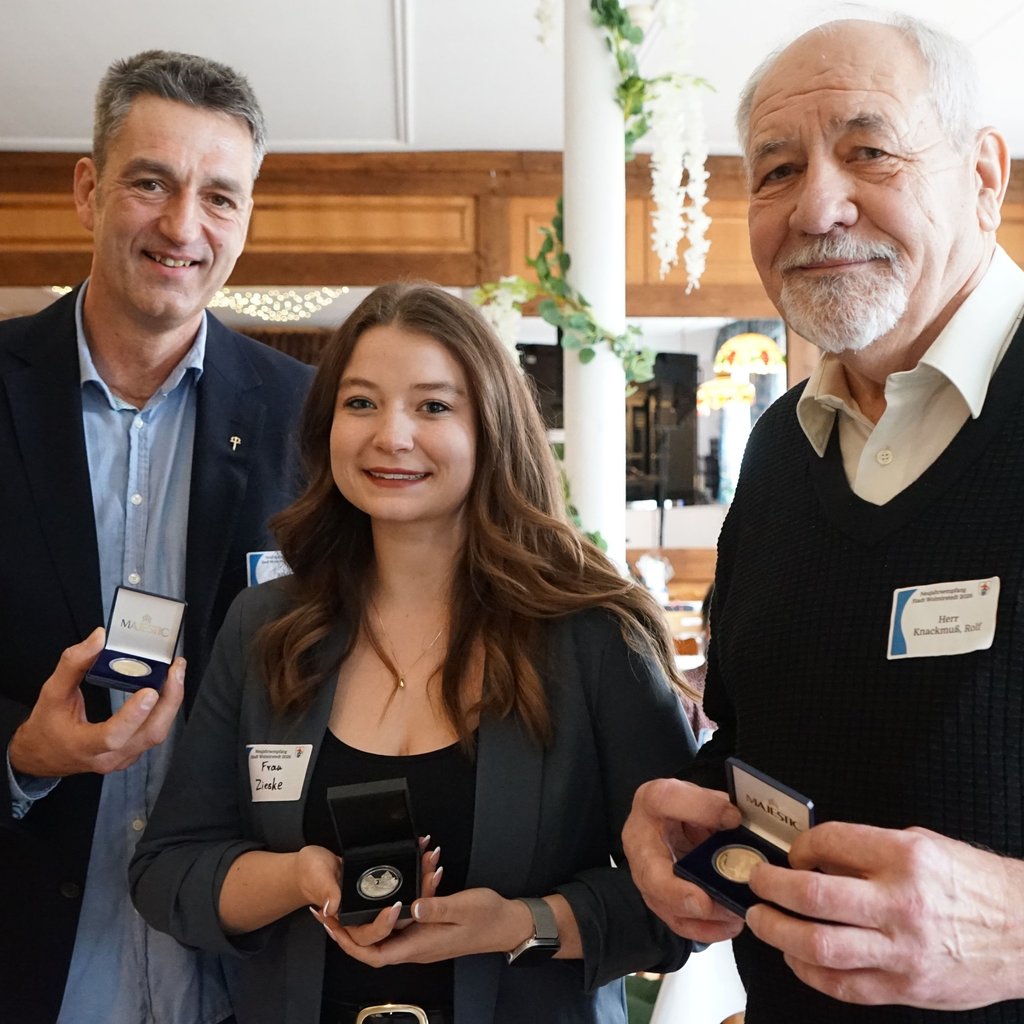 Stadttaler zum Neujahrsempfang: Swen Pazina (l.) und Rolf Knackmuß wurden mit dem goldenen, Lucy Zieske mit dem silbernen Stadttaler geehrt.