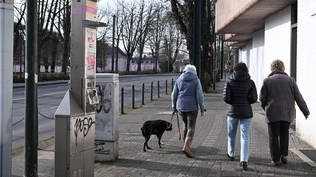 Eine schrottreife Telefonstele beim Schloss Benrath.