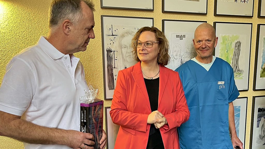 Ein besonderer Anlass brachte SRH-MVZ-Geschäftsführerin   Peggy Hanusch in die chirurgische Praxis von Dr. Henning Beau (re.) und Ulwig Schröder nach Zeitz. 