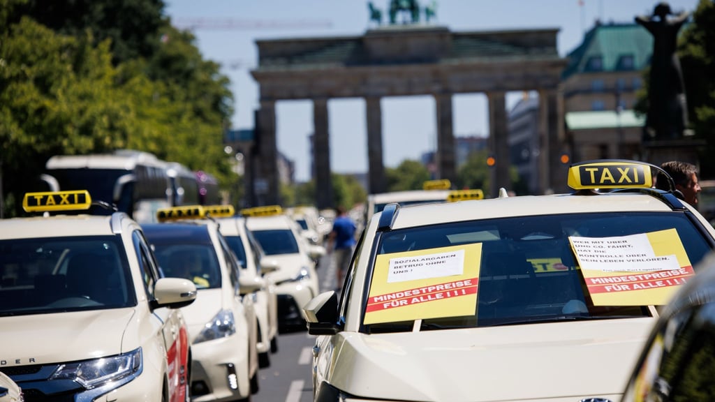 Der Senat stoppt die Zulassung neuer Taxen in Berlin. (Archivbild)