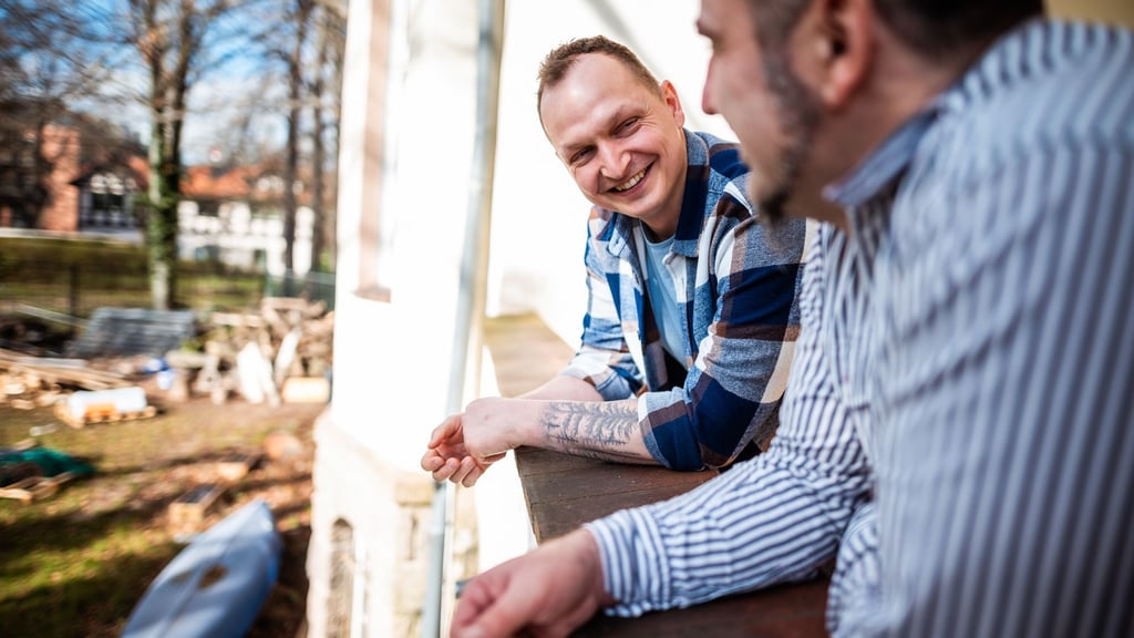 Männergespräche: Coach Martin Junker (links) will in Halle Männern einen Raum bieten, um ihren „inneren Motor“ in Ordnung zu halten.