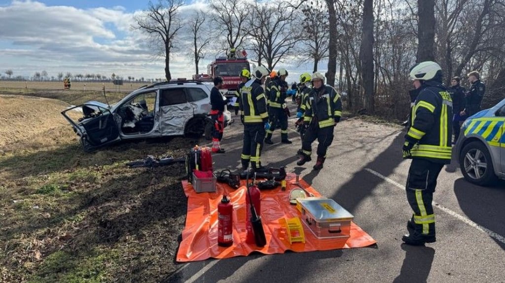 Die Feuerwehr ist in Storkau im Einsatz. Der Subaru wurde stark beschädigt.