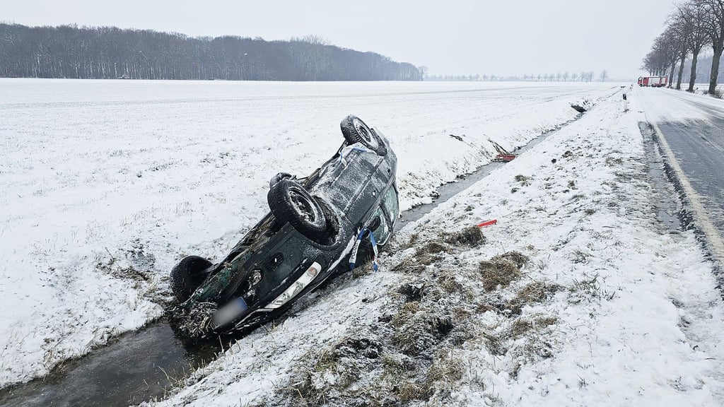An vielen Orten kam es zu Unfällen - wie hier an der spiegelglatten Landstraße L422 bei Hüpede in der Region Hannover.